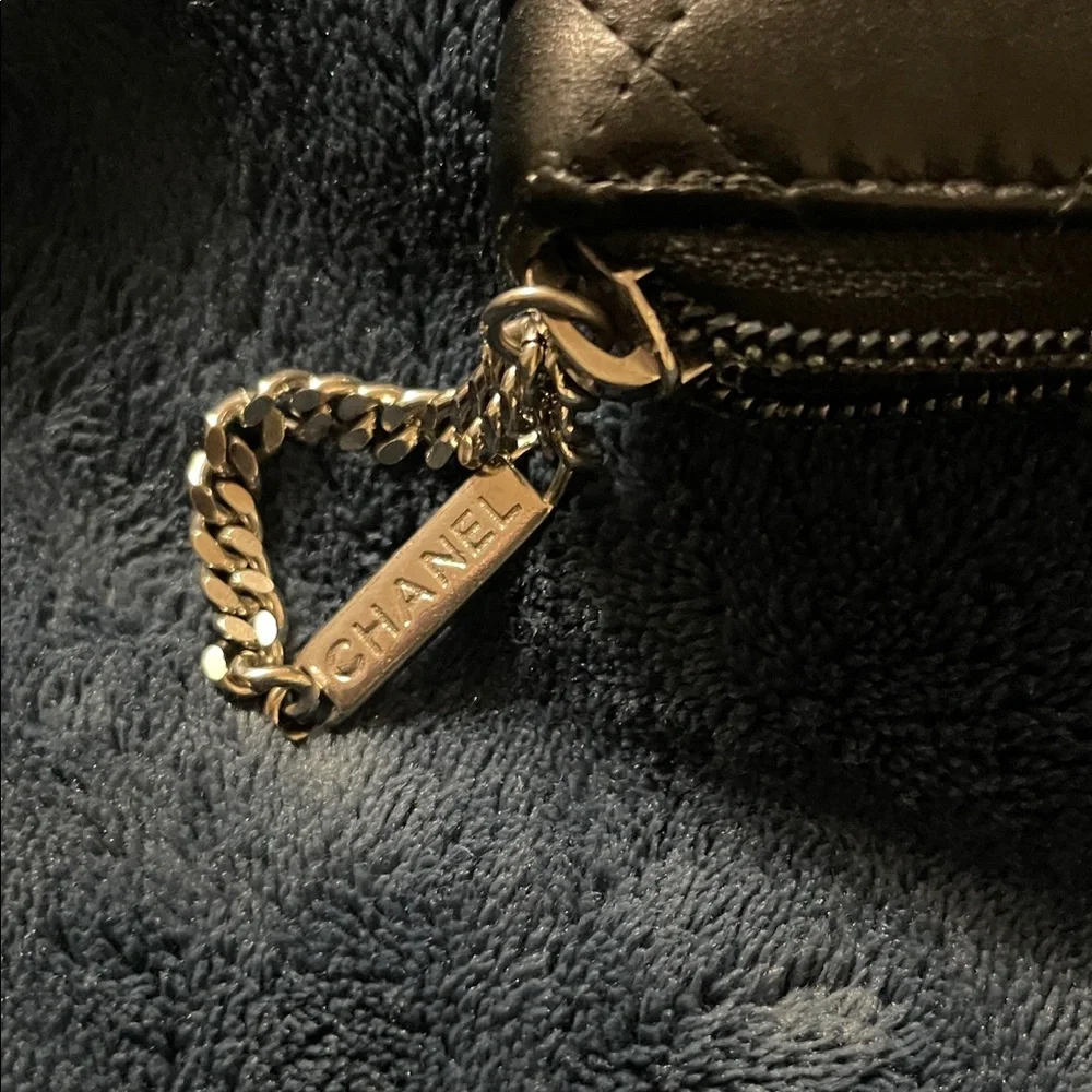 CHANEL Black Quilted Leather Zipped Wallet on Chain